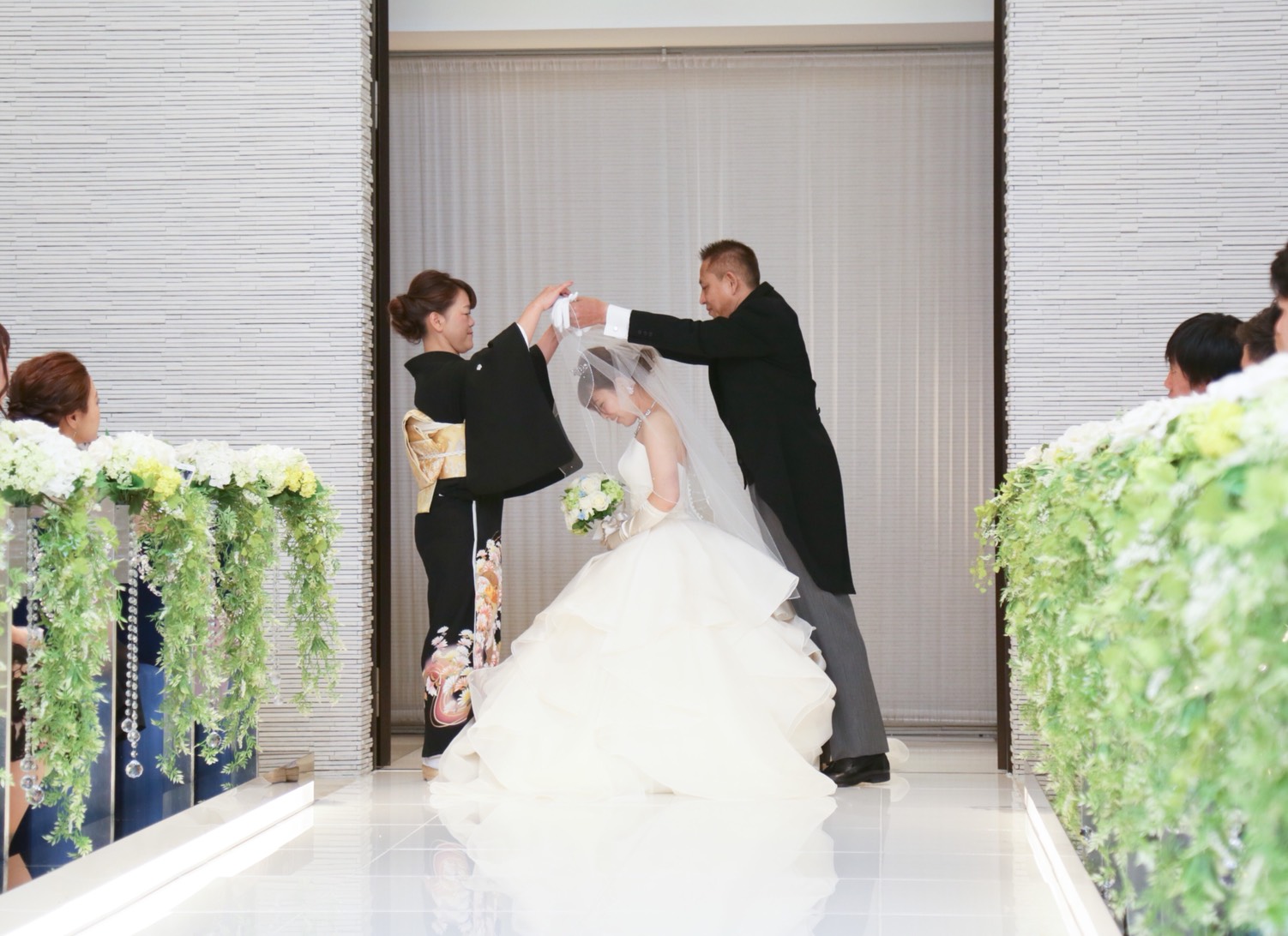 チャペル挙式での入場シーン*新郎さまの入場からお父さまとのバージンロードを歩くシーンまでぜひ参考にしてみてくださいね♪美花嫁図鑑farny ファーニー お洒落で可愛い花嫁レポが満載！byプラコレ