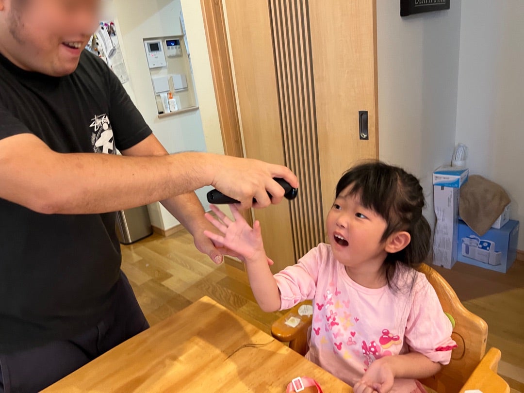 こうしてセクハラの助長される！？旦那と娘の遊び方 by モチコすくパラNEWS