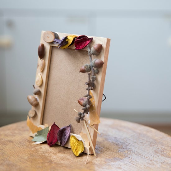 アートスペースナカタニ🎨海の思い出写真立て🌊🐚フォトフレームに紙粘土で好きな形に作り貝殻、タイル、ボタンなどをトッピングします 素敵な自分だけの フォトフレームができました🌟✨海の思い出写真立て子ども工作 アートスペースナカタニ 夏休み工作 2025 9 21