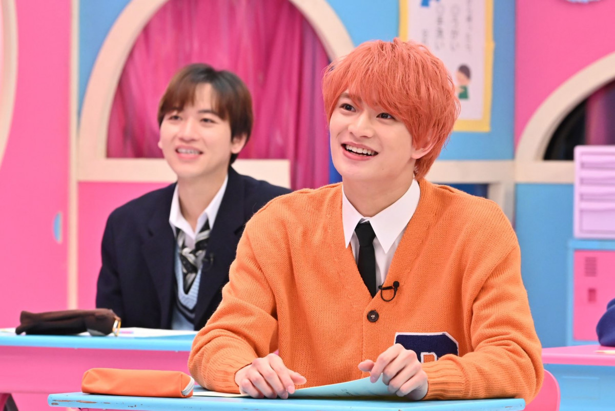 大学卒業を祝福され、抱き合って喜ぶ浮所飛貴 左 と那須雄登 - スポニチ Sponichi Annex 芸能