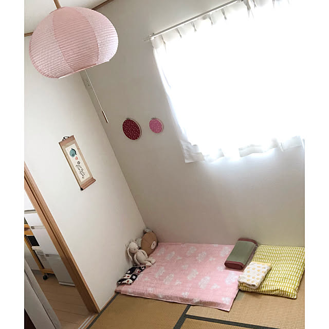 𝚜 𝚊 𝚜 𝚊 🧺𓍯 こんばんは🌙 娘は息子のときには幻だと思っていた “よく寝るタイプの子”なんだけど、4ヶ月に入って起きてる時間が 長くなってきたので お昼寝ルーティーンを組むことにしました！ さすがの娘もリビングだと明るくてなかなか寝れなくなってきたので