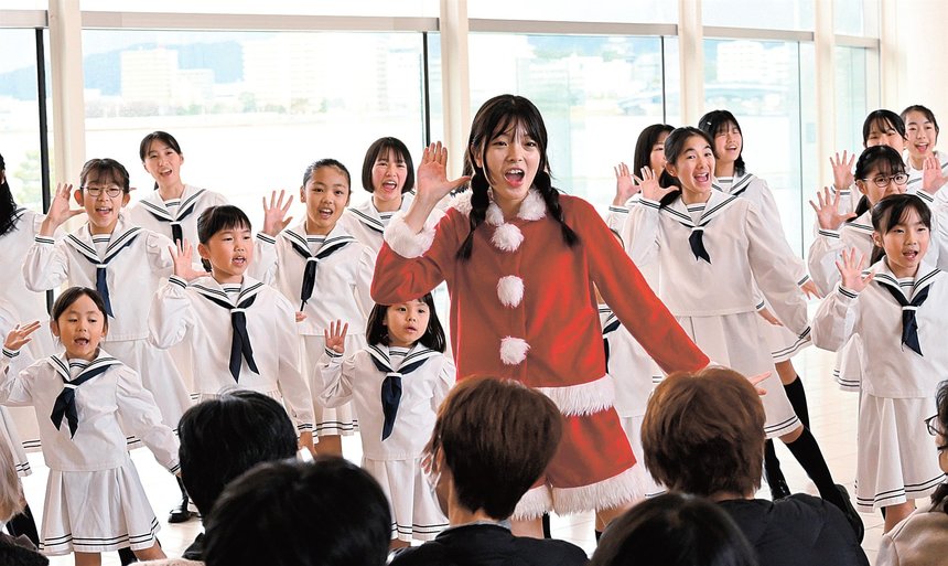 笑顔で合唱するシニアの男女のイラスト素材20079719- PIXTA