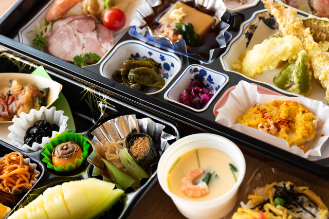 知っておきたい、法事の服装やお金のあれこれ！お供え物から、会食までご紹介します