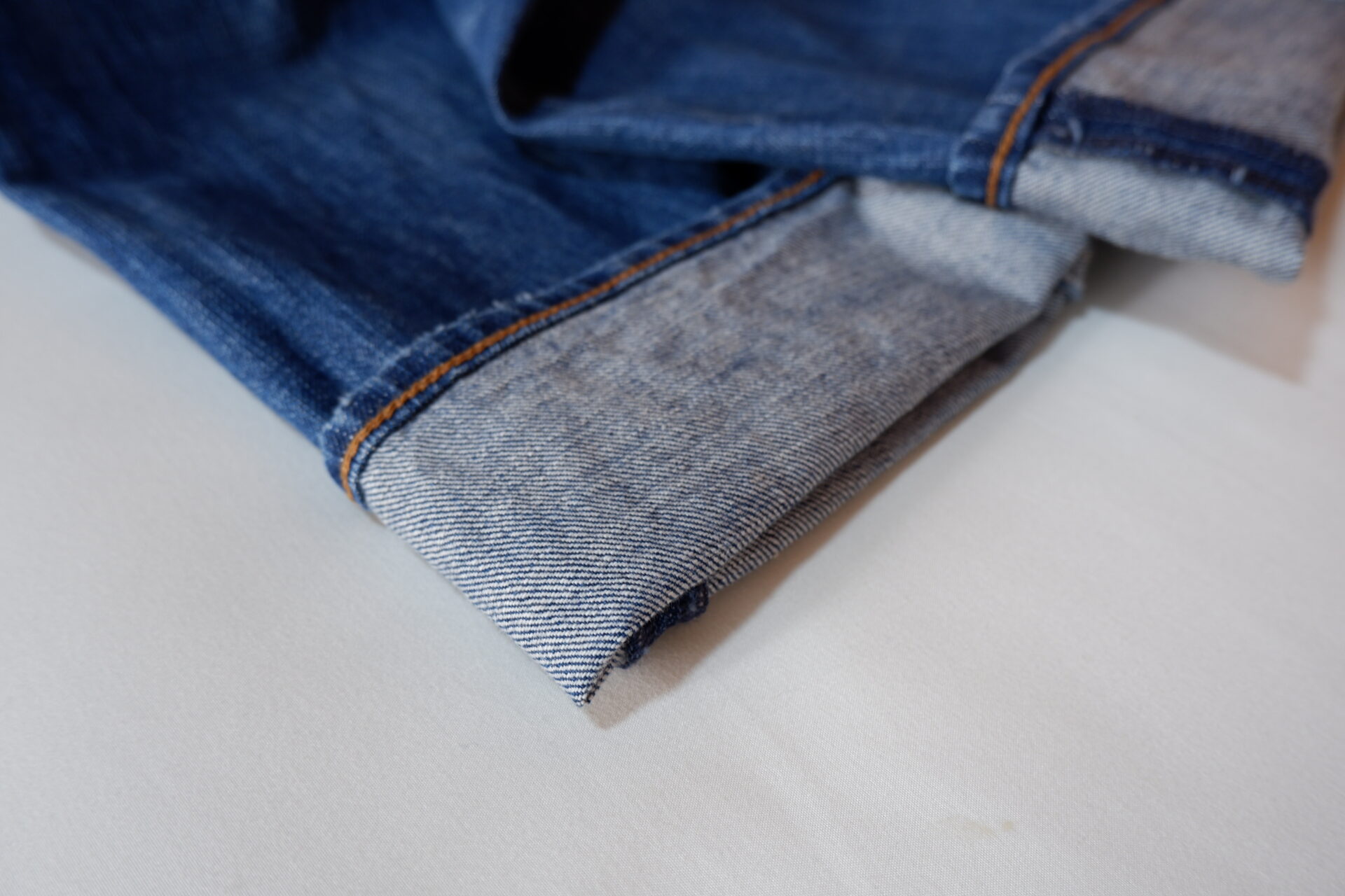 裾を切ってミシンで縫う必要なかった ！目からウロコの「最もカンタンなズボンの裾上げ方法」とは