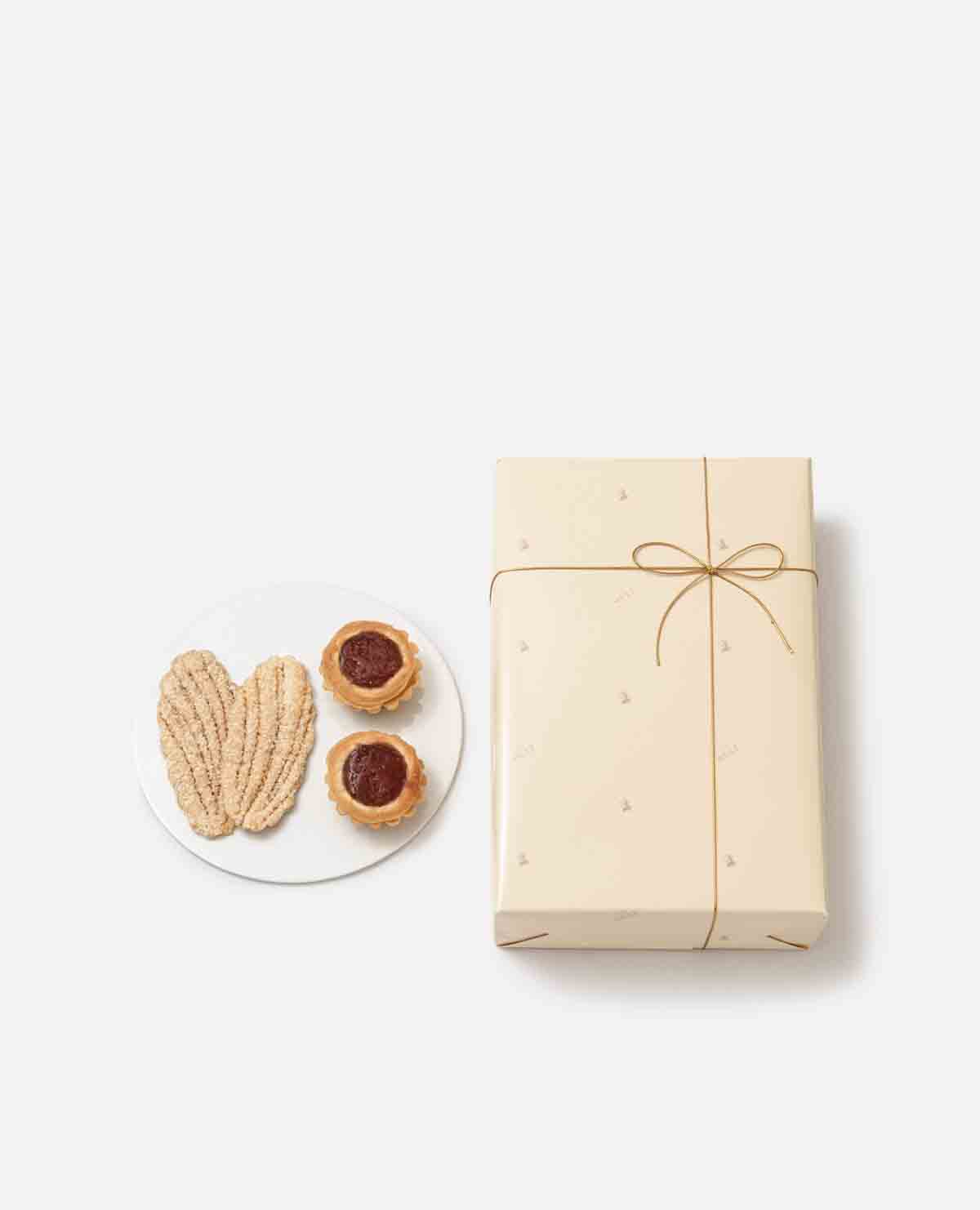 結婚の挨拶に渡す手土産の渡し方！外食先での渡すタイミングはいつ？人気手土産も紹介♪Happy marriage