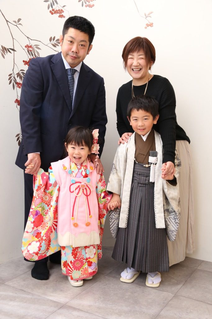七五三でおしゃれな家族写真を撮ろう！おすすめポーズ30選を紹介 - 七五三,成人式,フォトウエディングの撮影なら阿部写真舘 茨城プレイアトレ土浦店へお任せ
