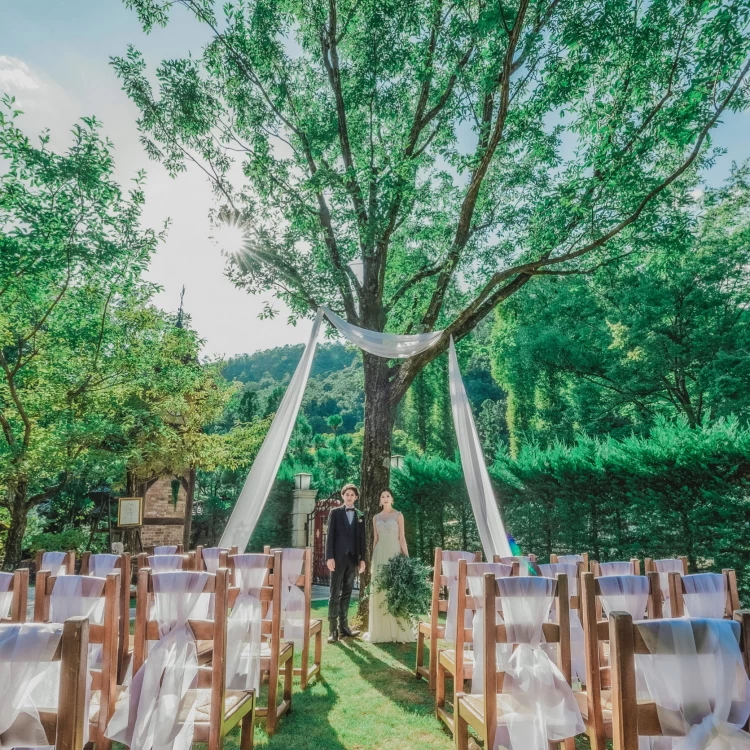 森の中の小さなウェディング –公式 サンタ・アムール エテルニテ Saint Amour Eternite