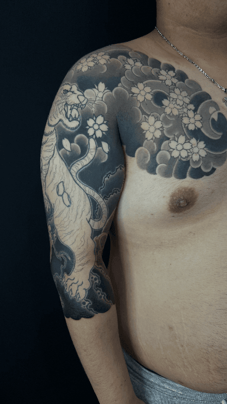 ご家族のお名前と、それを守るようにご自身の干支の龍 辰 を円形に巻いたデザイン。素敵なアイデアありがとうございました🙇‍♀️ The designwith his children's names, and his zodiac animal , a dragontattoojapanesetattooirezumi刺青waboriink