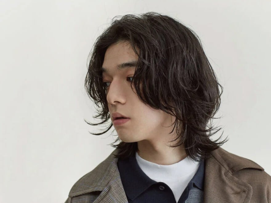 シニア手に表示されます 老人男性なヒゲ広告高齢者 - ロングヘアのストックフォトや画像を多数ご用意 - ロングヘア, 年配の男性, 1人 -iStock