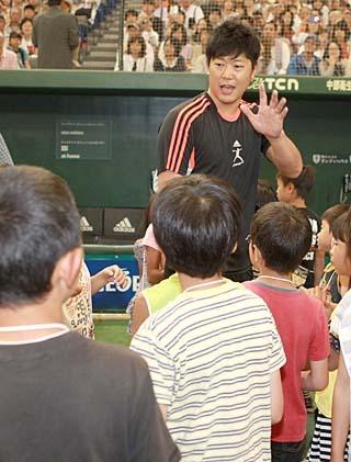 巨人ファンが感動した1枚の写真 侍Jサヨナラ直後、2人の「35番」に大反響「これエモすぎ」THE ANSWER