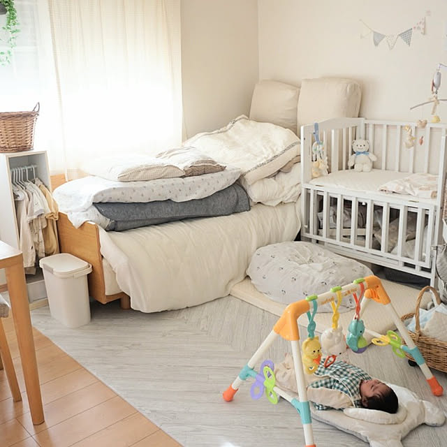 赤ちゃんのいるリビング🧺 ベビーベッドは部屋の真ん中に置いています。 どこからでも見えて安心。 さくが赤ちゃんだった頃を思い出して懐かしい風景☺️