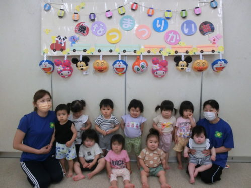 夏祭りごっこで、ひもひき・たこ焼き屋・お面やさん・的あて・金魚すくい・風船・動物にあーん、、、いっぱいのお店を回って大はしゃぎでした。ブログ四恩乳児保育園お知らせ大阪で地域福祉を展開する複合型福祉施設 児童・高齢