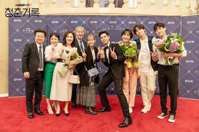 家族写真を振り返りながら韓国ドラマ愛を語るTikTok