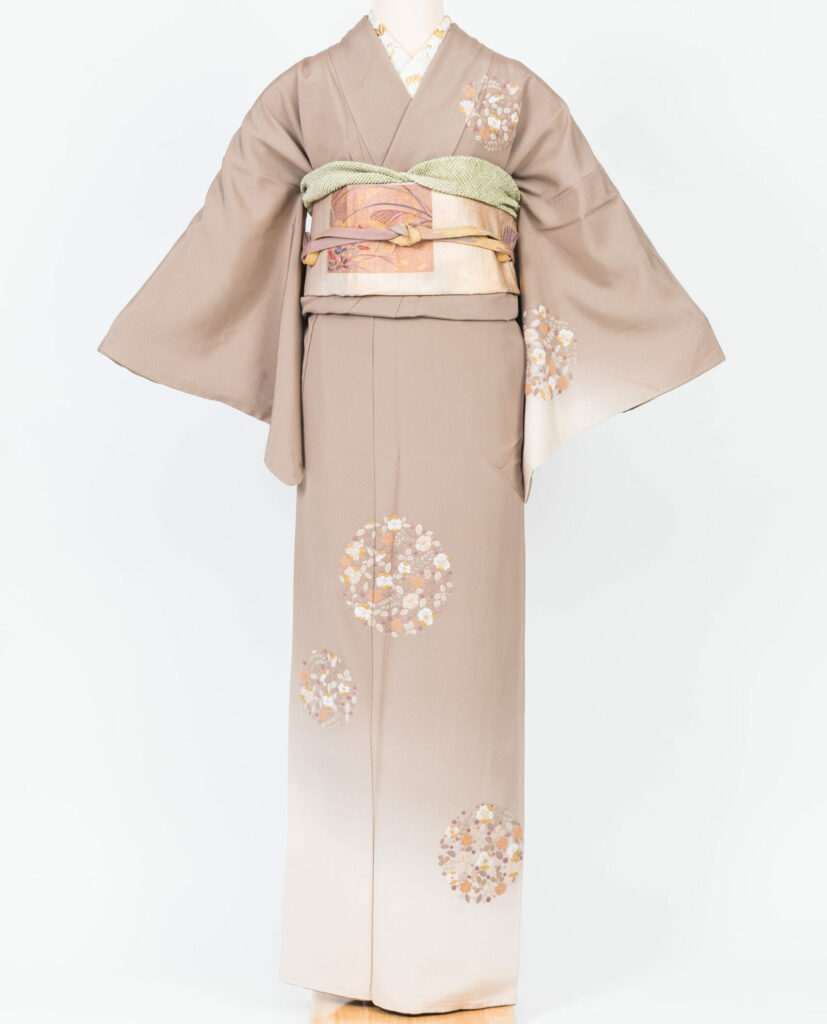 結納には何を着る？結納の服装マナーと男女別の服装を解説！結納に身に付けたいジュエリーも！ – ERISVELINA エリスヴェリーナ 神戸の無調色真珠 パールネックレス ペンダント ピアス 直販サイト