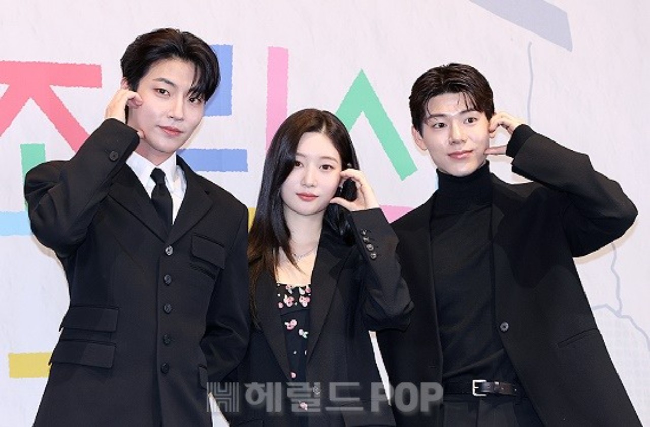 アイズワン サンタさんを信じていたウォニョンちゃんの、可愛いクリスマスの思い出♡bis ビス