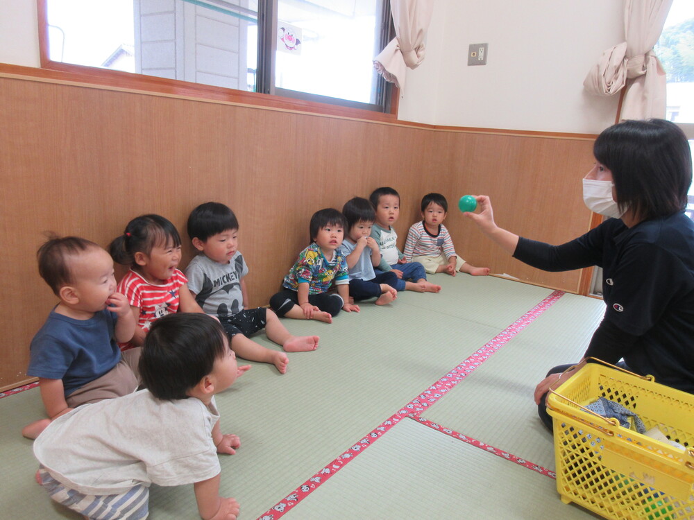 子ども達の好きな「きんぎょがにげた」の絵本をテーマに宝探しゲームに挑戦✨お部屋の様々な場所に隠れているきんぎょを探し、見つけると「あったー！」と大喜びのぶどう組さんでした🍇子ども園子どもの森チャイルドケアセンターリトルツリー都内保育園保育