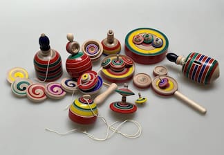 昔懐かしいおもちゃ✨ 今ではあまり見かけませんが、昭和感がなんとも言えず、素朴さがたまりません😆チエンリングおはじき あります‼️懐かしいおもちゃや駄菓子いろいろ、是非ご覧ください‼️ 🍀雛人形🎎2階に展示中です🍀 1月は毎日営業しております‼️ 営業時間