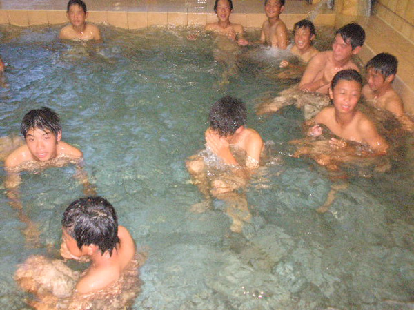 久々実家に。 懐かしい匂い、 懐かしい番茶の味、 広いお風呂、 汗だくになりながらの風呂での読書、 昔のアルバム鑑賞、 父との他愛もない会話。穏やかな時間を過ごせて めっちゃ癒やされました。 写真は僕が4歳くらいの時かな。 ちょうど今の娘と同じくらい