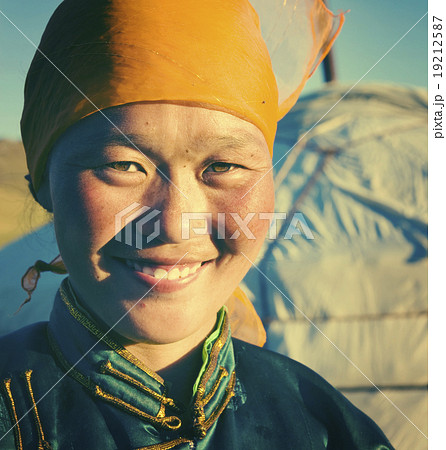 ファイル:日本人女子高生と、当時美女とされていた典型的なモンゴル人女性の平均顔比較.jpg - Wikipedia