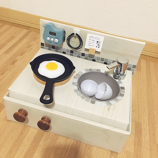 百均グッズと段ボールで作った「子ども用キッチン」に称賛の嵐 2歳娘も大喜び「クリスマスプレゼントに」まいどなニュース