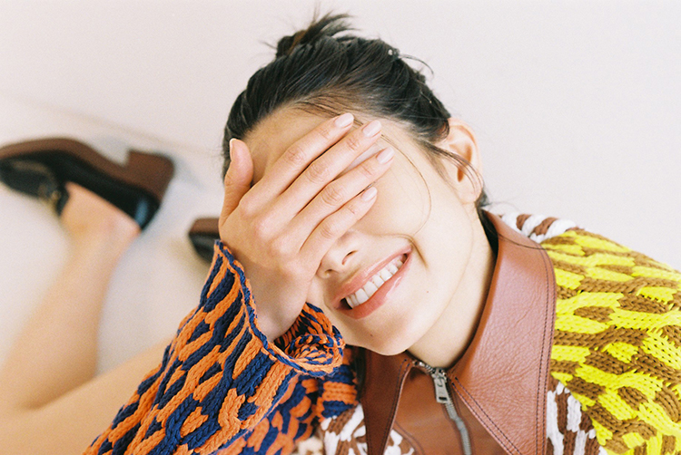 森星 シャツだけ姿で便座に座り読書や歯磨き写真を投稿 芸能 デイリースポーツ online