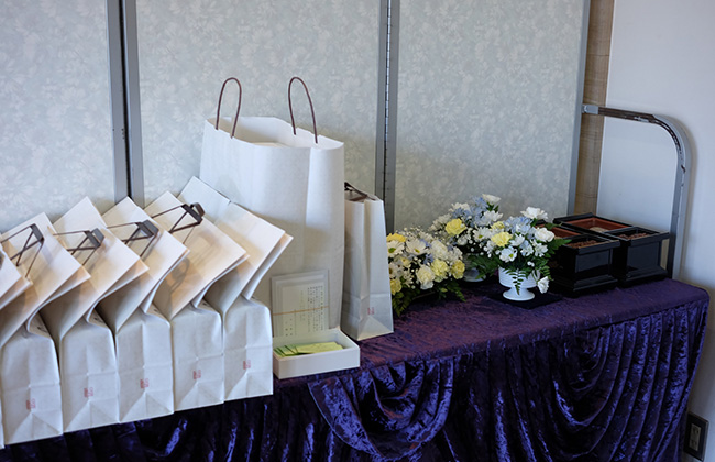 お香典を夫婦で出す場合の金額の相場は？書き方のマナーも解説 - 葬儀・家族葬・お葬式なら「花葬儀」