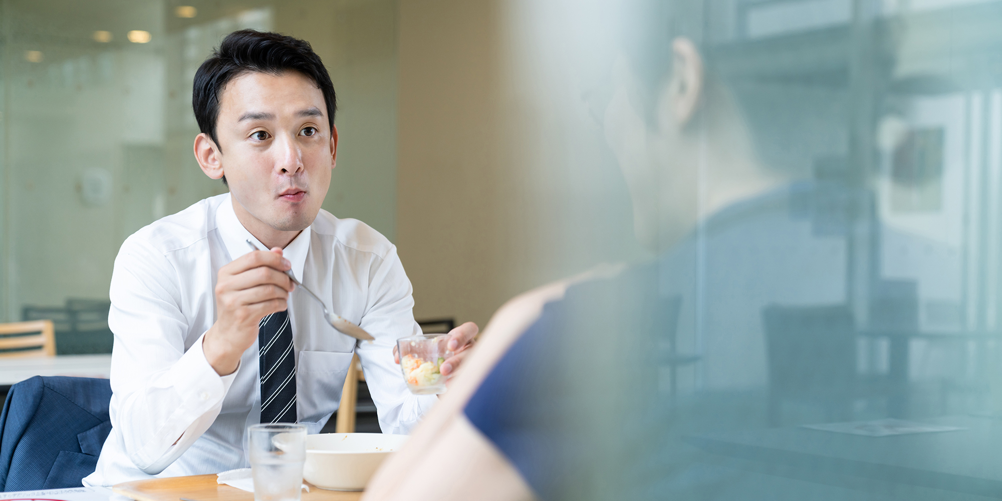 相合傘や傘の貸し借りで“彼との距離”を縮める恋愛心理テクニックロキちゃ 恋愛雑学・AI画像 部屋