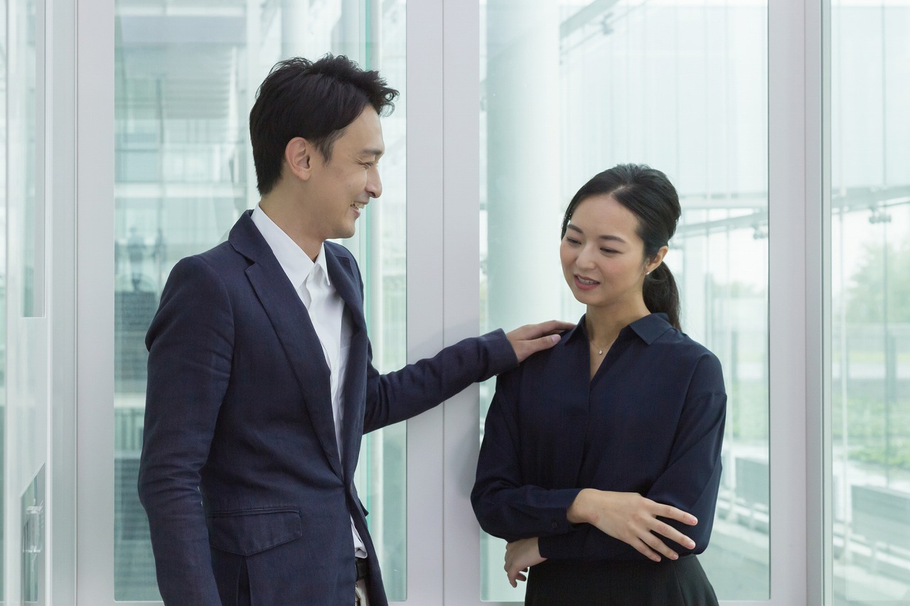 224 肩に手を置く High Res Illustrations - Getty Images肩 手, 肩をたたく, 肩に手を置く 女性