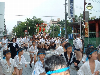 鳥栖市「鳥栖祇園山笠」6基の山車と子供山が市街地を駆け抜ける久留米ファン