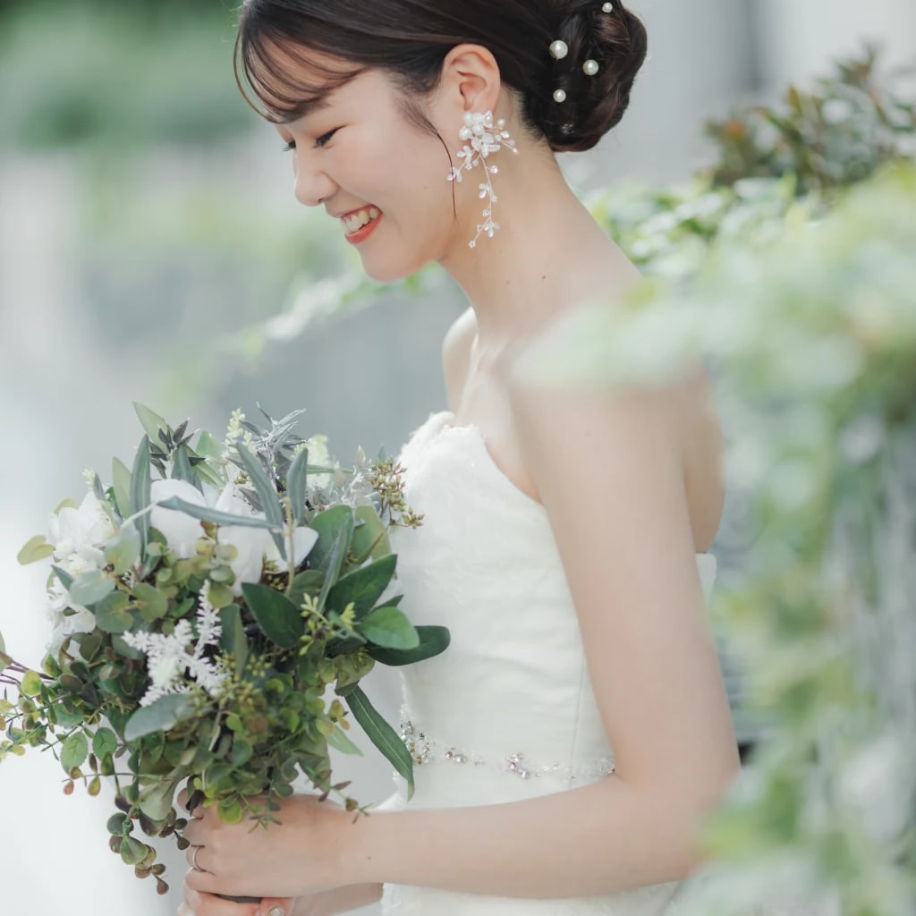 ロングヘア 結婚式お呼ばれヘアと基本マナーとは？ハナサチワンランク上のライフスタイルが叶うメディア