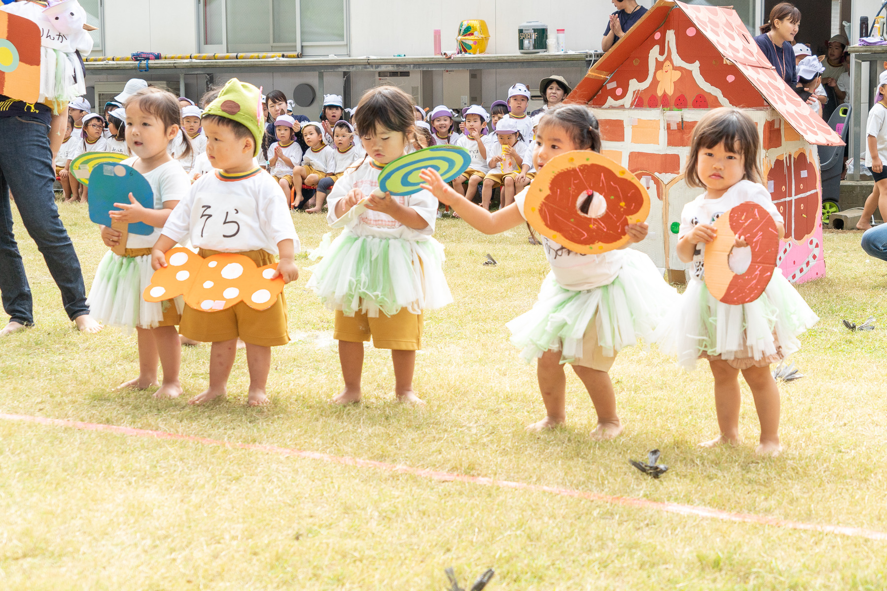 本日は @saaco321 さんの投稿をご紹介します✨ ⁡ １歳児クラスの運動会の パイナップルとブドウの衣装✨ とても可愛いですね😍 ⁡ ⁡ ⁡⁡ ⁡ ⁡ @hoiku_idea_official ←保育アイデアを発信中♡ ⁡ ⁡ ＼明日の保育に役立つ情報をお届け◻️たのしい遊びネタ◻️壁面