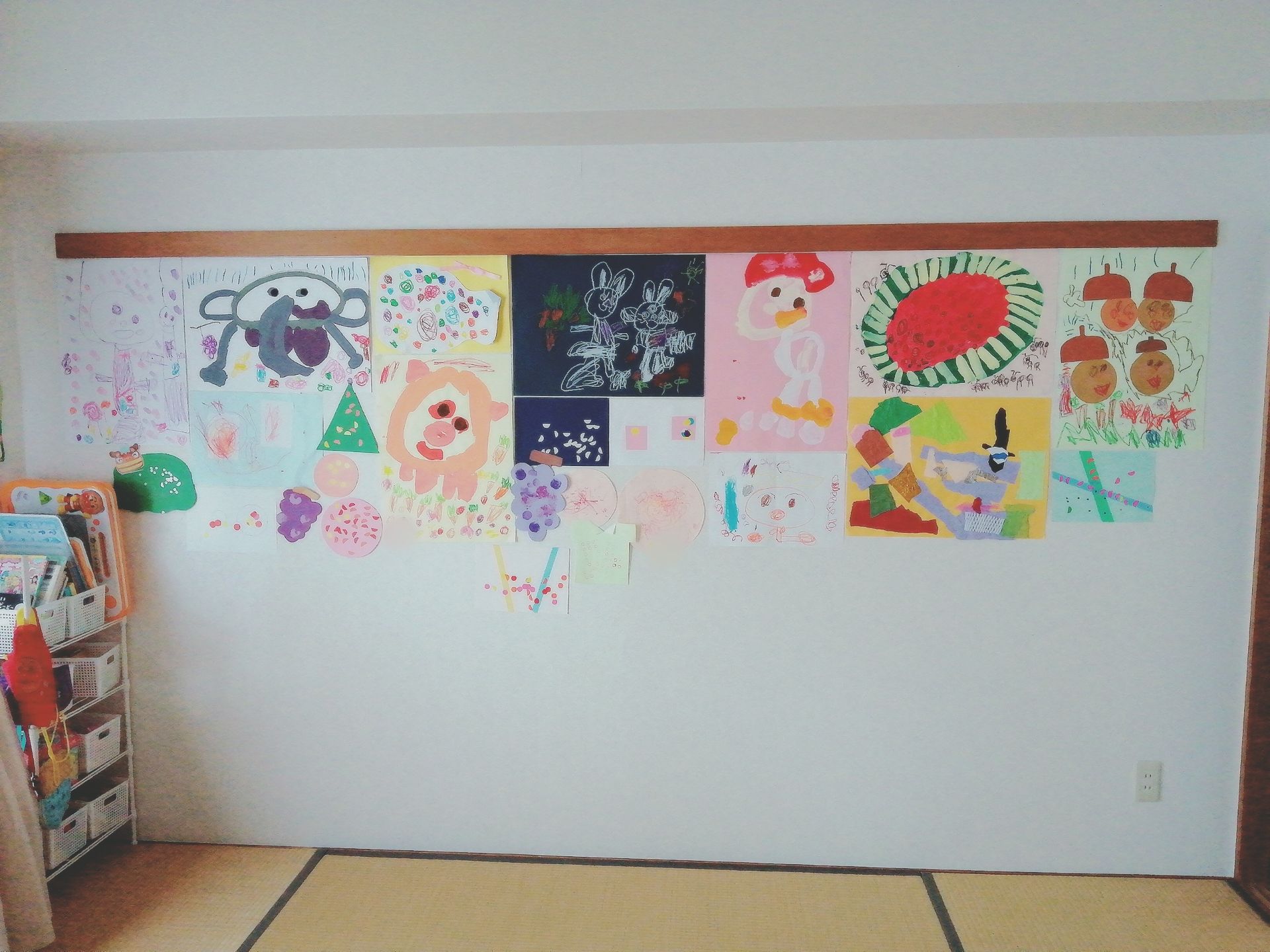 どんどん増える子どもの絵や工作、どうしたらいい？思い出に残る作品の飾り方と残し方のコツ