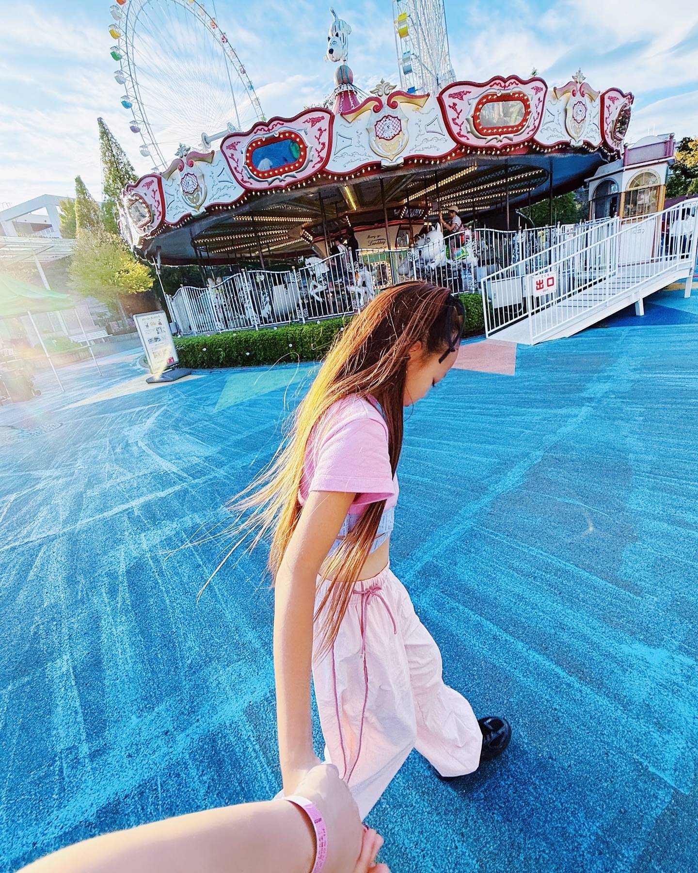 娘さん足長ーい！」鈴木えみ スティッチ愛全開の家族ショットに反響！大量のぬいぐるみ抱え娘たちと映画鑑賞めざましmedia“好き”でつながる