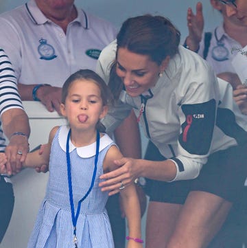 娘のシャーロット王女を伴い、妹のピッ ：キャサリン妃のファッション 写真特集：時事ドットコム