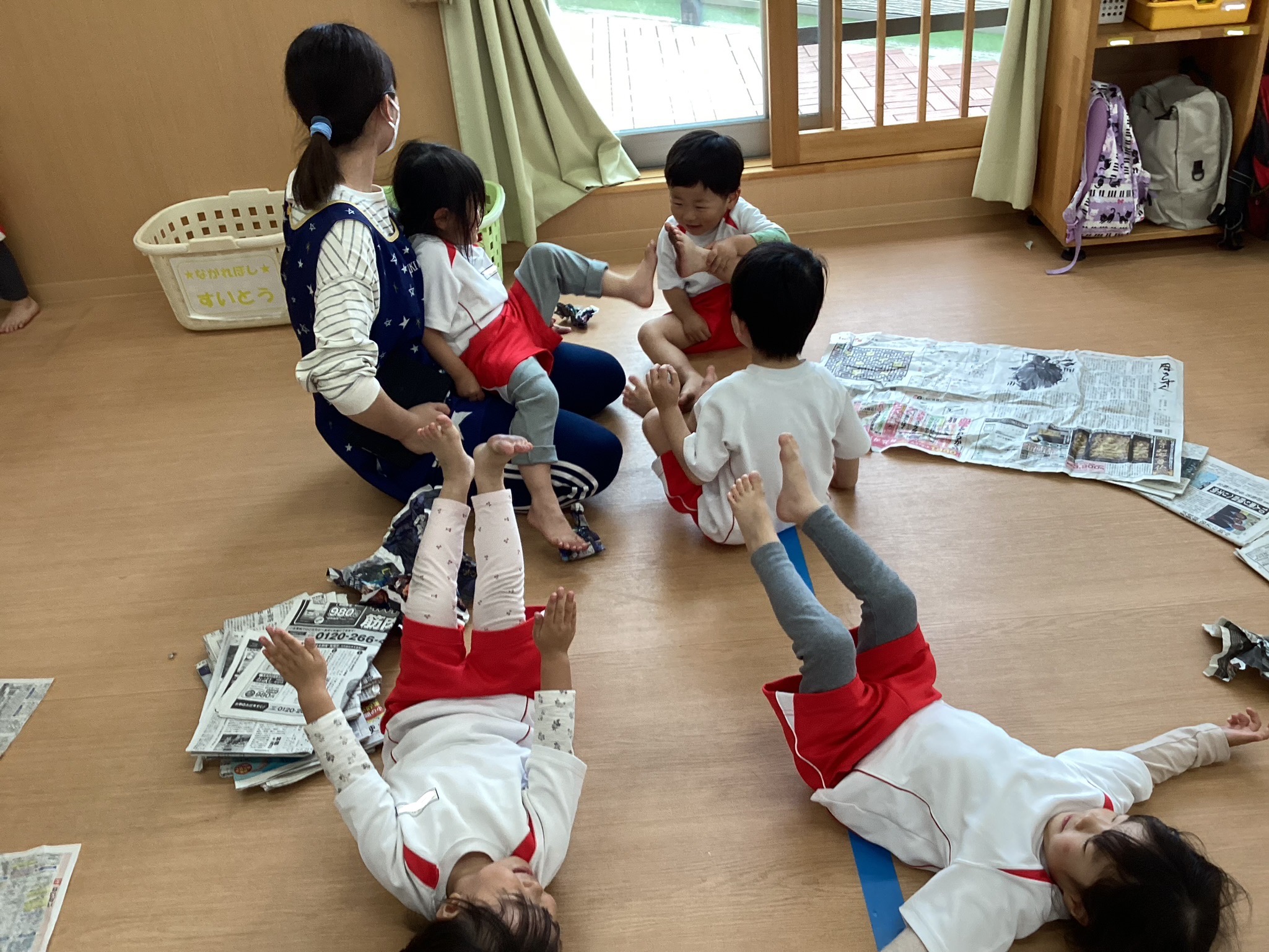 室内遊び新聞紙de風船運びゲーム , 今日は、すみれ 3歳児 ぐみで大盛り上がり！, の室内遊びをご紹介します！！,その名も、新聞紙de風船運びゲーム！, 新聞紙1枚に風船を乗せて運びます！, 今回は競争ではなく、まずは落とさないように,慎重に運んでいくことに挑戦！, 慣れてきたら、チーム分けてして, 競争してもいいですね！！, 今日も平和なアスク神楽坂保育園でした！,