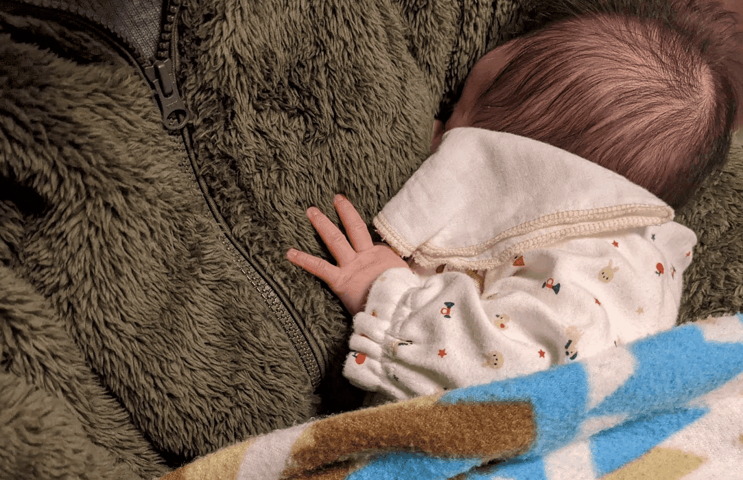 ベビーベッドに置くとすぐ泣く赤ちゃんに疲弊 「あれ、起きない！？」まさかの方法で ベビーカレンダ