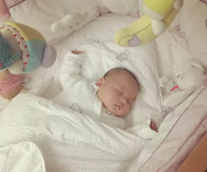 バンザイ姿勢で寝かせることはデメリットしかない