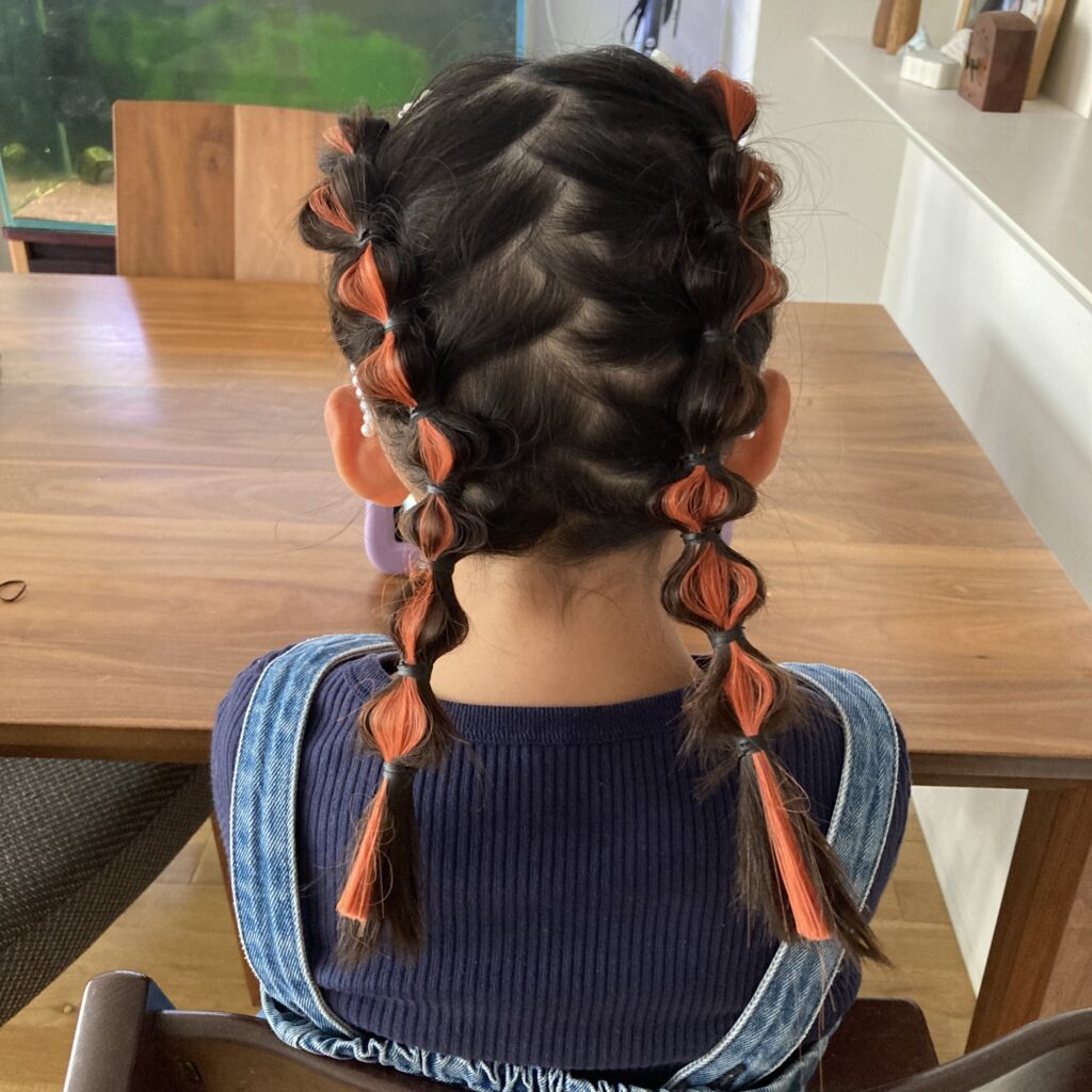 簡単＆かわいい！子供にぴったりのゴムだけリボンヘアアレンジ♡,毎朝のヘアアレンジ、どうしていますか？この動画では、ゴムだけで簡単にできるリボンヘアアレンジの作り方をご紹介します！,初心者の方でも失敗しにくいステップをご用意しましたので、ぜひ参考にしてみてくださいね♪, 📌 この動画で使用したアイテム, ヘアゴム, ブラシ,ヘアバーム, ※使用アイテムのリンクはこちらから：, ▶