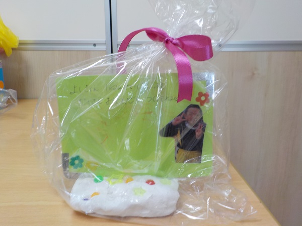 お花 の ネックレス 簡単でかわいい💕お花のネックレス・:*:✿ 在園児から 卒園児にプレゼントします❁*ஐ❀お別れ会保育 手作りおもちゃ保育園 保育士 nurture nurseryteacher handmadehandmadetoy 100均ダイソーセリア子育て子どもこども子供製作