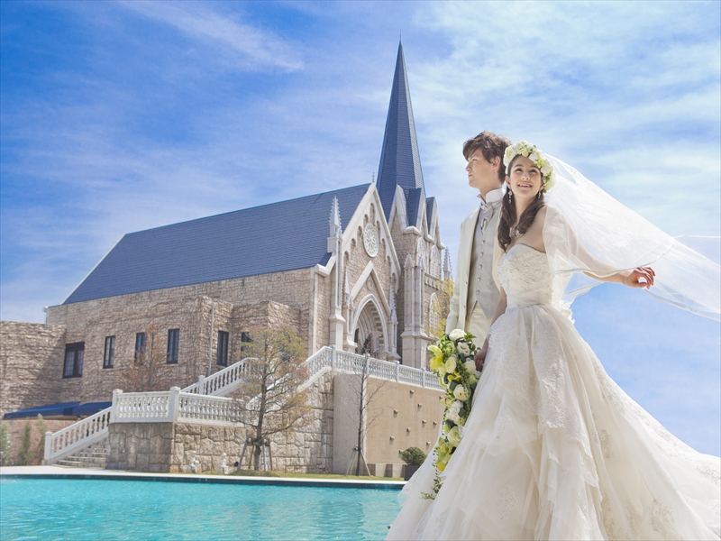 親戚や友人の祝福を受けながらウェディングロードを歩く新郎新婦 - No: 423568写真素材なら「写真AC」無料 フリー ダウンロードOK