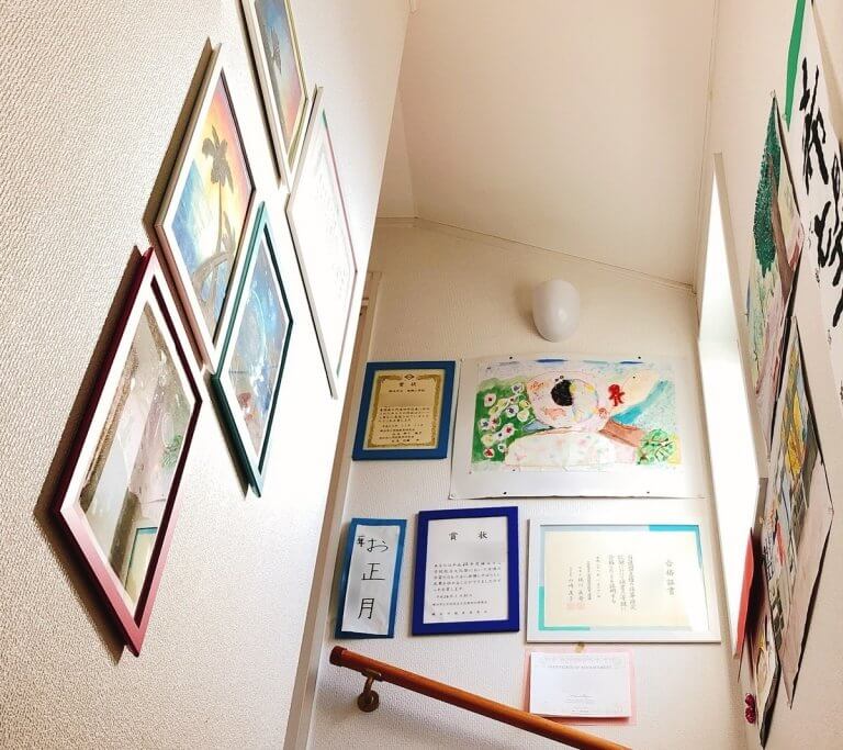 子どもの作品どう飾る？6名のインスタグラマーさんから届いた、みんなのおうちギャラリー発表会！アンジェ日々のコラム