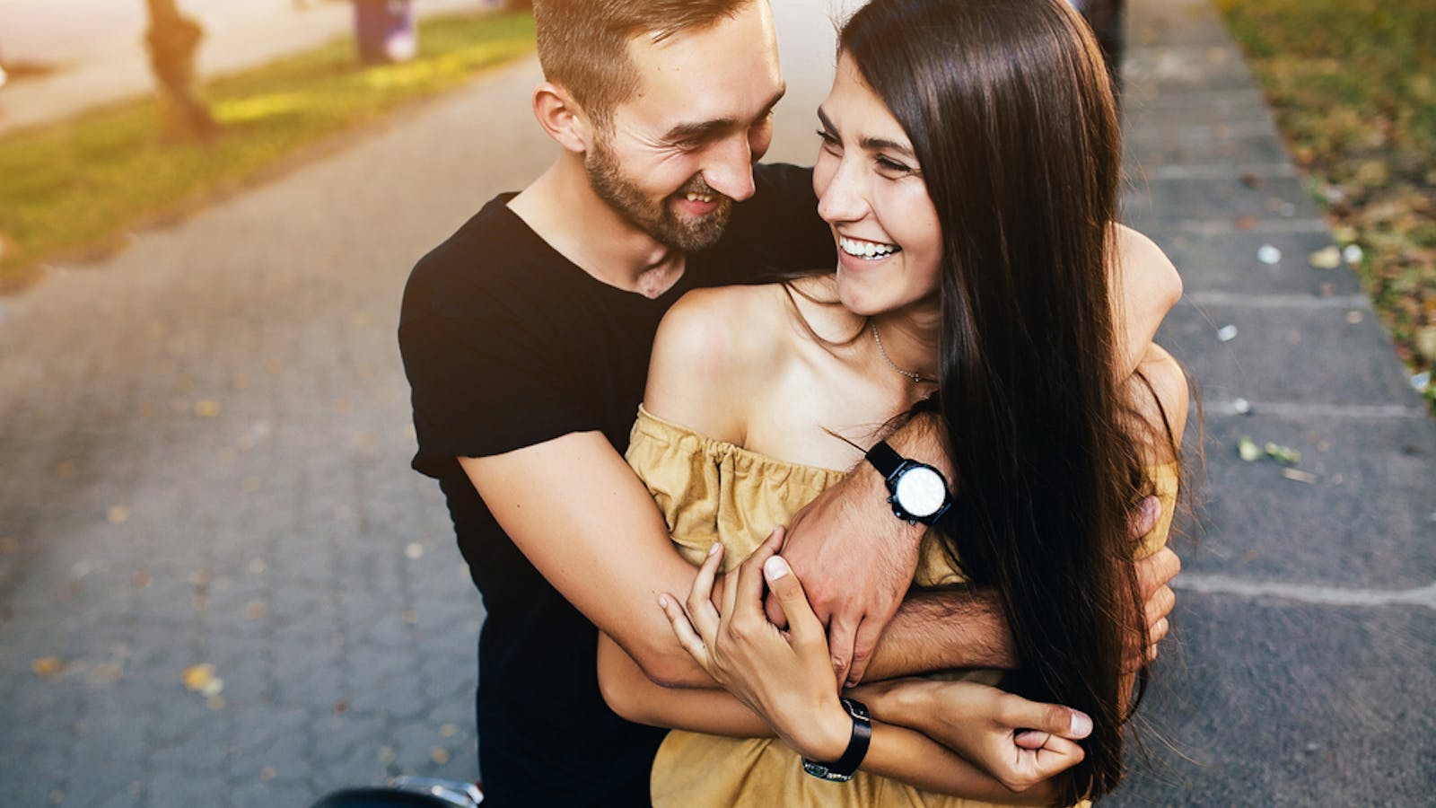 Shinobu PhillipsWhen you hug your friend who don't want to be hugged buttrying to be nice to friends😂 ボディタッチが苦手な友達に皆んなでハグするとこの笑顔🤣🤣🤣エリカ、卒業までカウントダウンInstagram