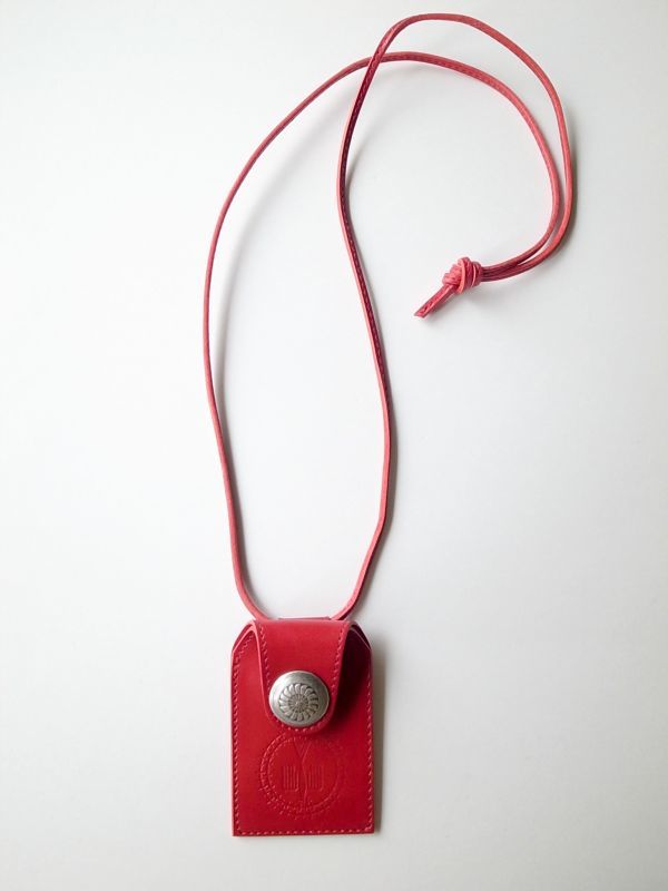 新登場の「お守り袋入れ」はお守りを入れて首から下げる、ネックレス感覚で身につけれます。 金欄緞子を日常品に落とし込んだ、ビームスJapan ×鳥居のオリジナルコラボ商品。 『びーむすじゃぱんきょうと -BEAMS JAPANと京都市