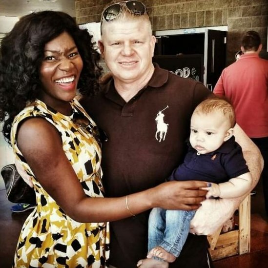 誓いのキスをする白人と黒人のカップル AI生成のイラスト素材109437420- PIXTA