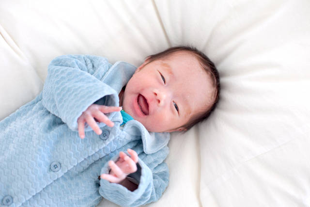 よく笑う赤ちゃんは頭がいい!?賢い子に育てる方法は?│子育てブック