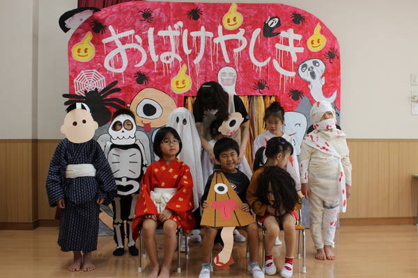 ☆手作りお化け屋敷☆ 星ヶ丘保育園この夏の締めくくりに、手作り「お化け屋敷」を探検しました＼ ^o^いつもの保育室がうす暗いお化け屋敷に！凹凸マットの上をソロリソロリと歩いて行くと・壁から手がッ！「キャー！！！」 トンネルをくぐると急に風が吹い