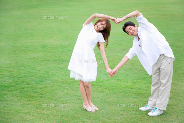 ハートショット 2人でハートを作る写真が流行中💗 ポイントは、2人とも“同じ側の手“を出すこと！ 足元やコーデを一緒にうつしたり、流行りのイチョウを背景に撮るのもいい感じ🥺🍁 友達やカップルでぜひ撮影してみてね💞💞 🟠photo by⚪️ @annnxx@me0306ro @sy__38.7