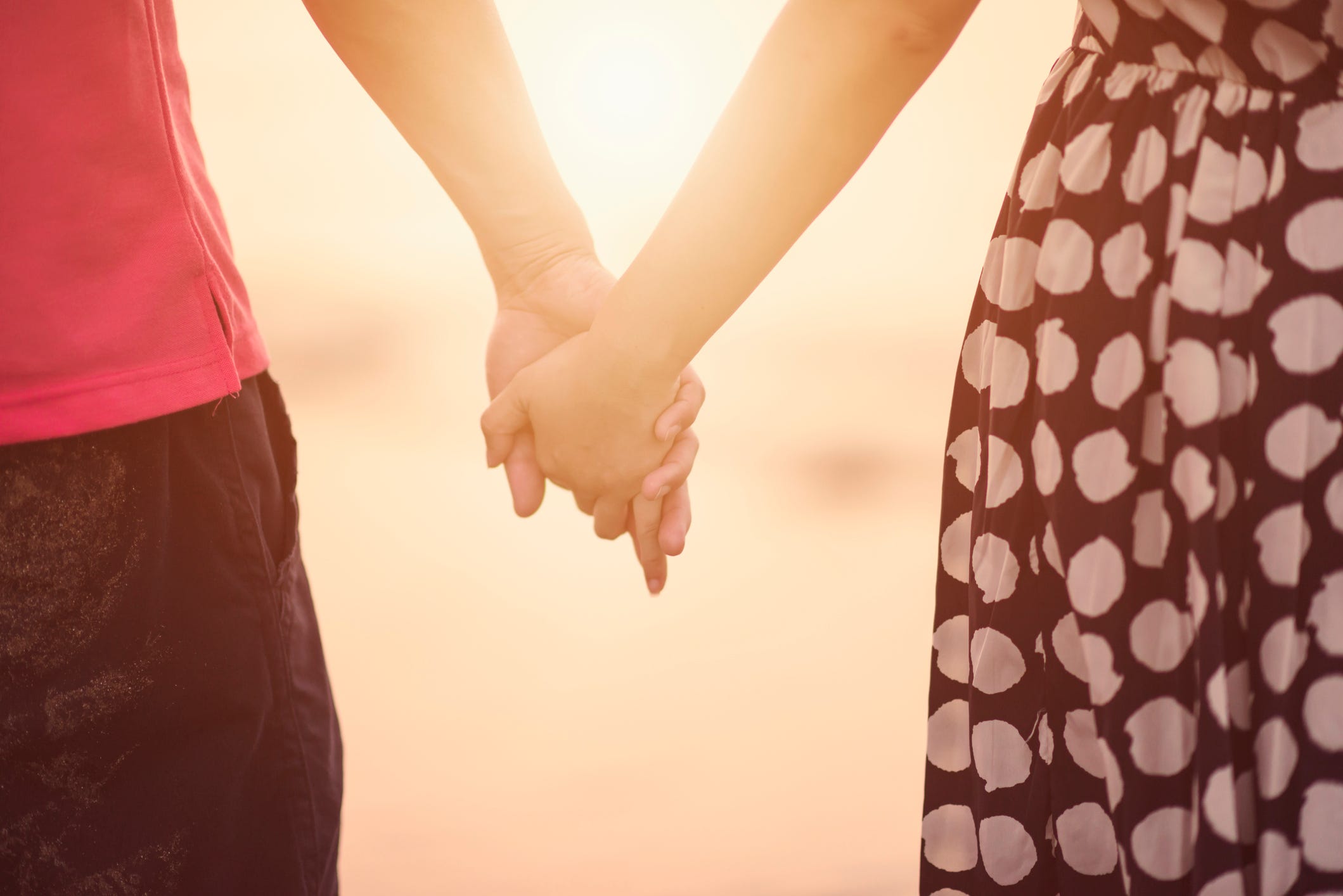 恋人つなぎをする男女の心理とは？ 付き合う前後の気持ちを解説「マイナビウーマン」