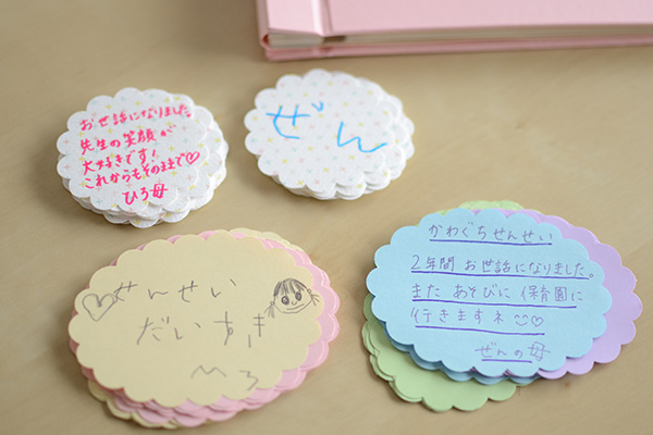 先生へのメッセージカード * * 年長生活もあと少し🥺💦 そしてこの季節がやってきた📖 * 写真は去年のひまわり組🌻の時の✏︎ * *今年はどうしよーーぉぉーーー * * * *手作りアルバム 先生へのアルバム 幼稚園アルバム 手作りメッセージカード 年中 年長 先生への