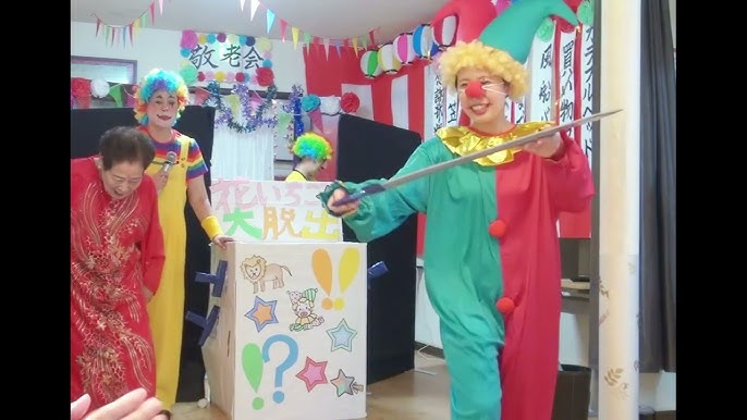 デイサービス花いちごの節分レクの光景です。スタッフのいたずらで何度もパイのパイのパイの曲を流されて🥳 身体が反応して踊ってます☺️デイサービス介護施設高齢者施設レクリエーションデイサービスレクリエーション面白ダンス節分節分レクリエーションデイサービス敬老会余興バカ殿変なおじさんバカ殿バカ殿メイク変なおじさん衣装